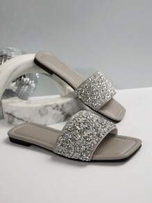 Sandalias planas ligeras y lujosas para mujer, con tacón bajo antideslizante y con tachas, correa versátil para uso en exteriores en primavera y otoño 2024