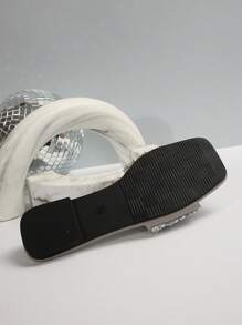 Sandalias planas ligeras y lujosas para mujer, con tacón bajo antideslizante y con tachas, correa versátil para uso en exteriores en primavera y otoño 2024