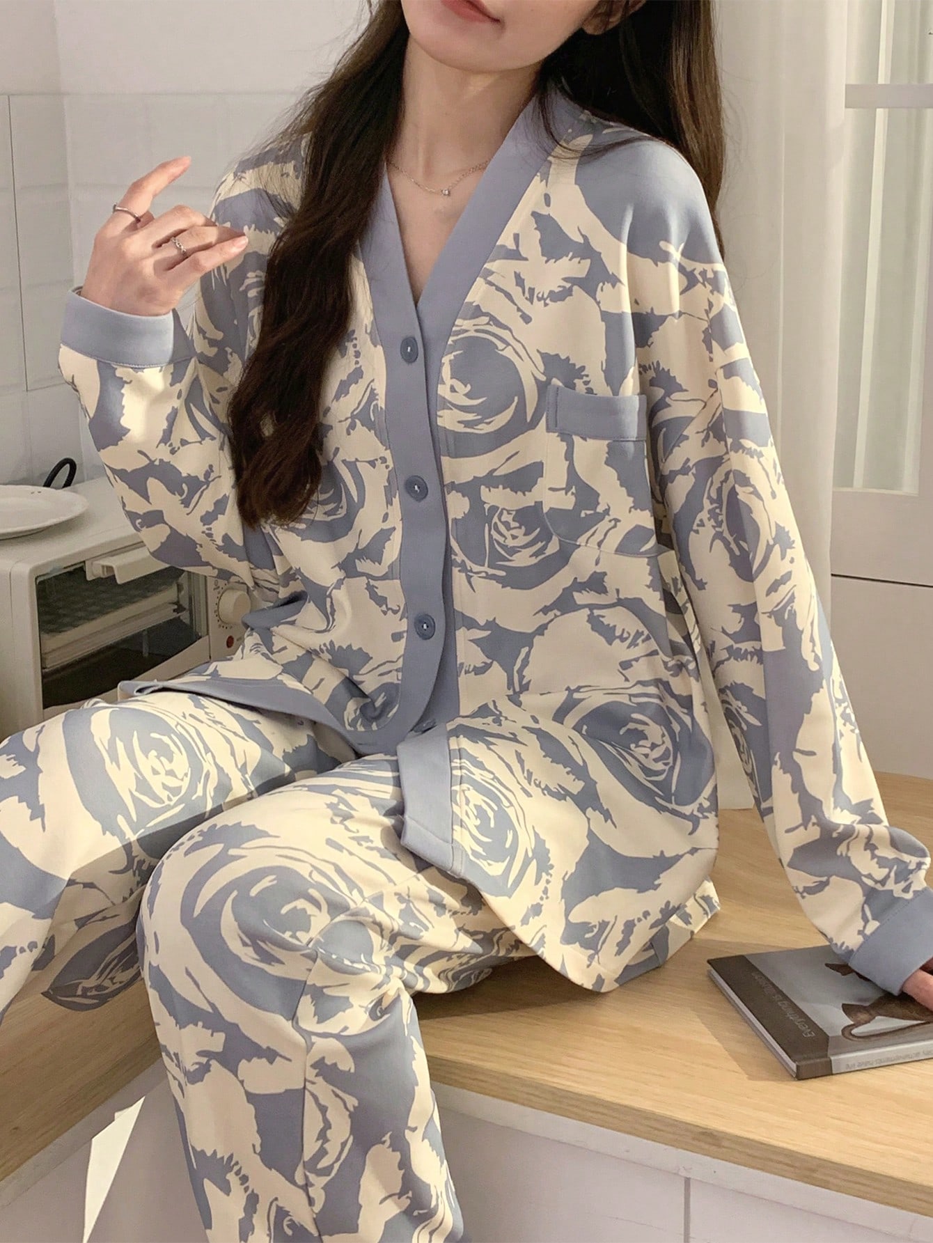 مجموعة بيجامة نسائية بفتحة أمامية وياقة على شكل حر...