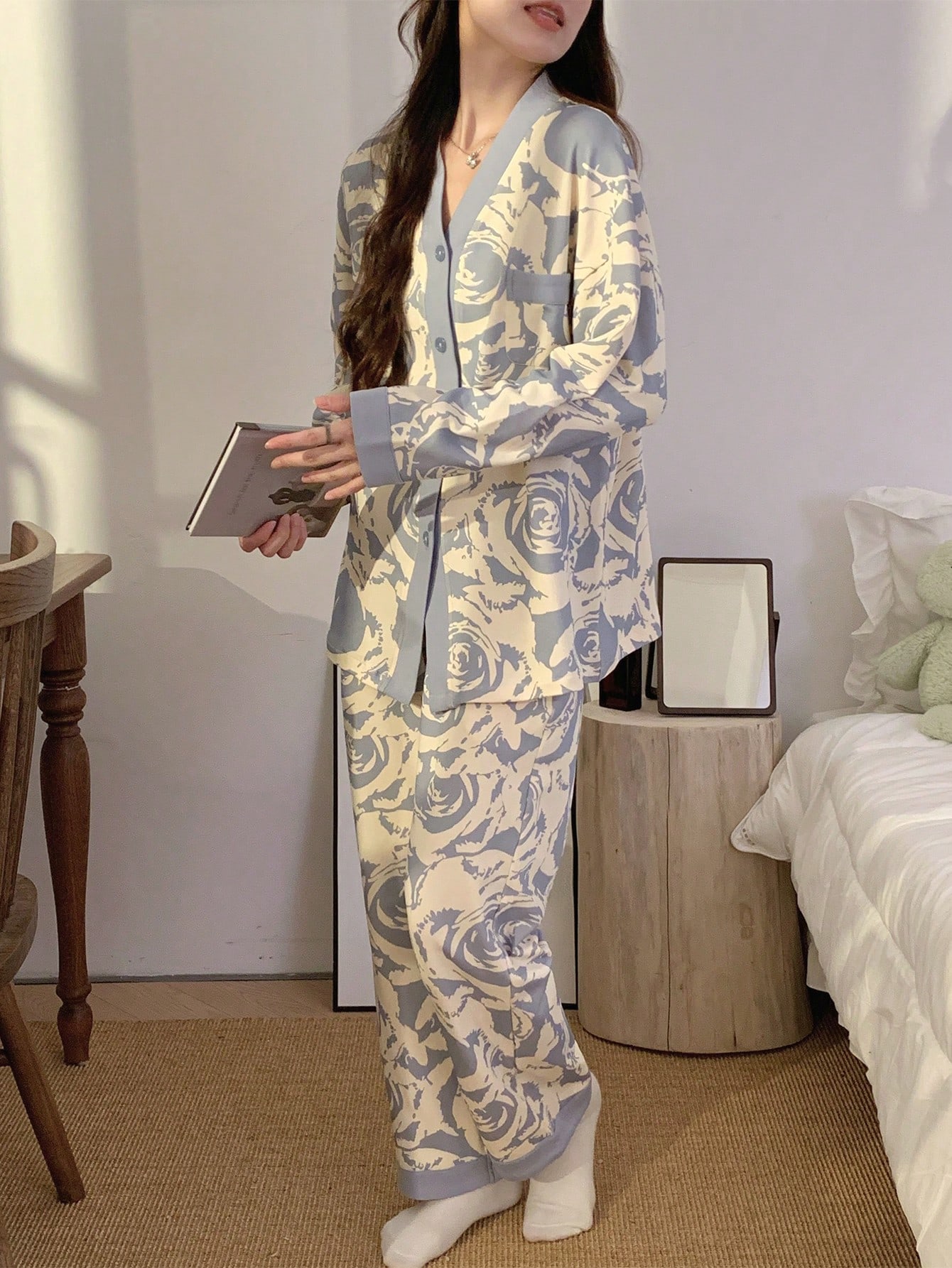 مجموعة بيجامة نسائية بفتحة أمامية وياقة على شكل حر...