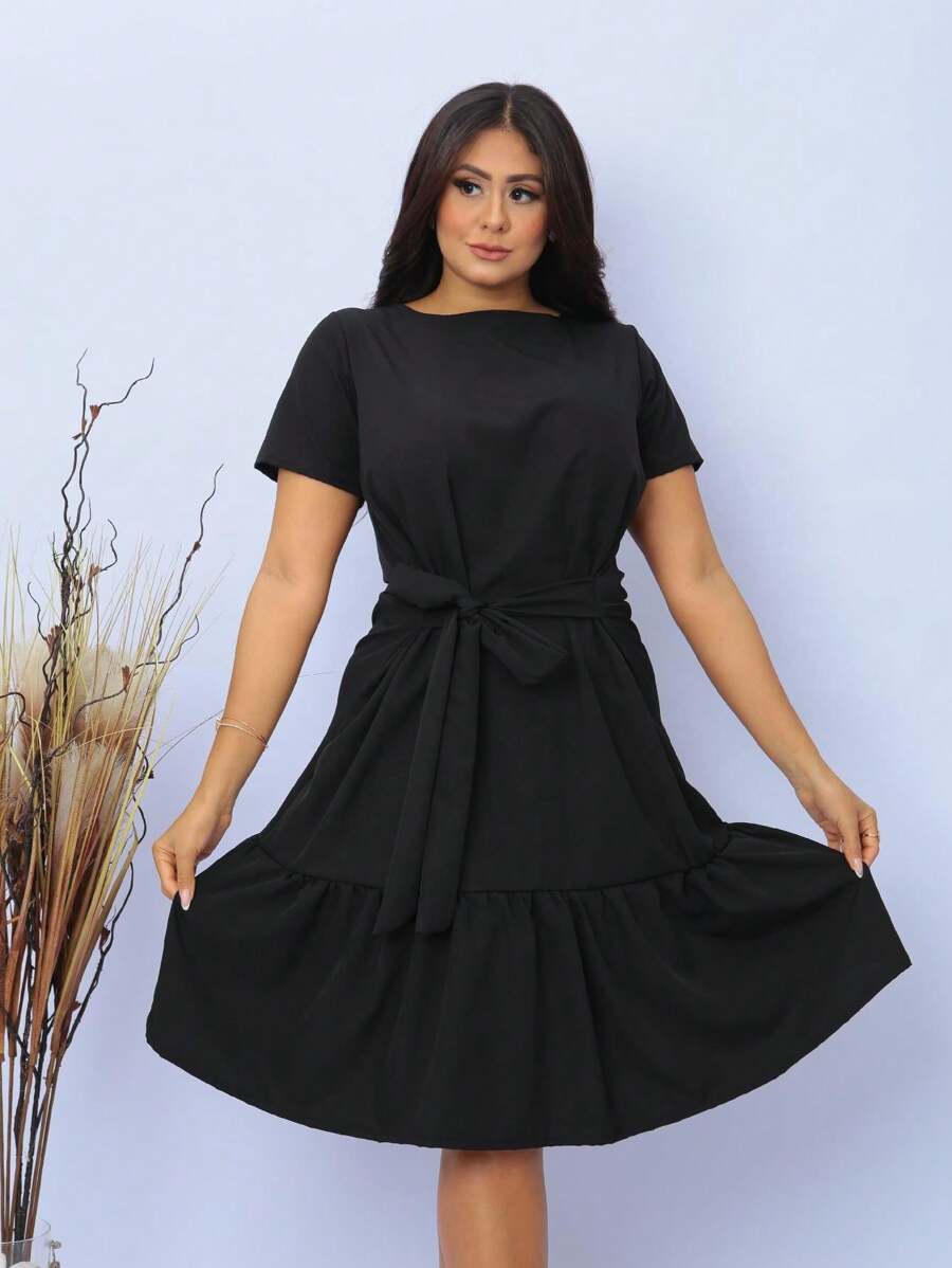 Classic Dress With Belt, Perfect For Any Special Occasion. With A Timeless Design And A Modern Touch, This Dress Is The Ideal Choice For Those Who Want To Shine! - 黑色 - 查看 1