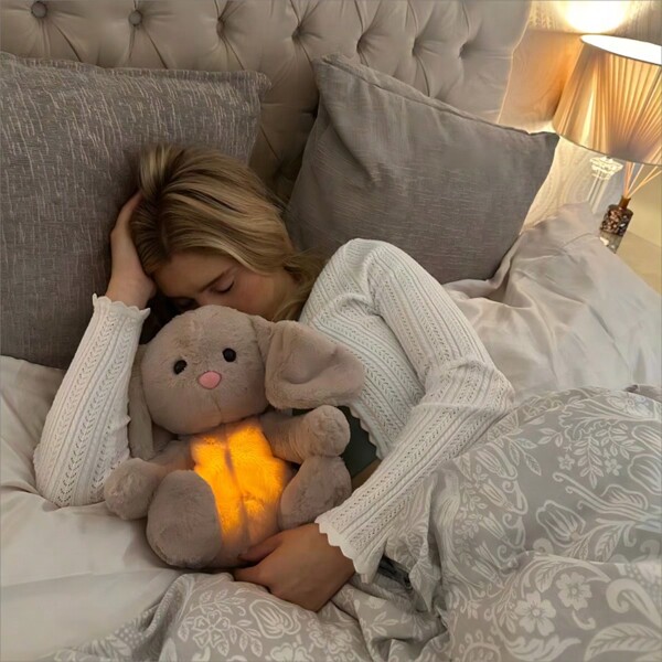 1 pièce, Jouet en peluche de lièvre brodé respirant, lapin de dessin animé respirant ours endormi, poupée en peluche mignonne et créative de 11,8 pouces, modèle à piles AAA, piles non incluses. Poupée de lapin lumineux électrique, aide au sommeil, très beau cadeau.