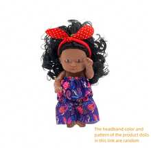 5英寸非洲女孩娃娃，模拟婴儿娃娃，PVC亲肤身体，浓密的黑色卷发，可搭配漂亮的发型，逼真的眼睛和笑容，活跃的四肢和头部，作为送给儿童和女孩的快乐礼物和节日礼物[此链接中的产品娃娃头带颜色和图案是随机的] - 5吋女孩娃娃 - 查看 14