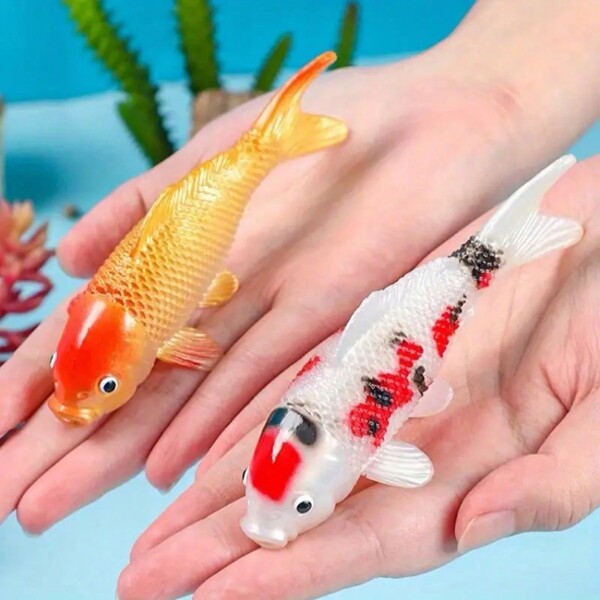 2 pièces Modèles de poissons rouges koi vivaces et réalistes de couleur aléatoire - décorations de poissons artificiels réalistes pour aquarium de poissons, accents de décoration d'intérieur colorés avec des écailles et des nageoires détaillées - pour améliorer l'ambiance sous-marine et ajouter une touche de nature à votre espace