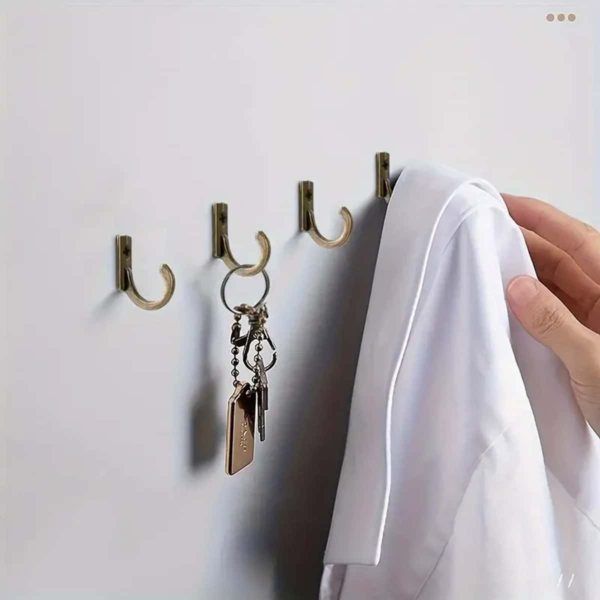 10 Adet Duvara Monte Edilebilir Kanca (Vida Dahil), Kahve Fincanları, Banyo Havluları ve Pijamalar İçin Küçük Bronz Tekli Kancalar, Ayrıca Hafif Montlar, Şapkalar, Anahtarlar ve Aksesuarlar İçin Uygundur - Mutfak, Giriş, Koridor, Yatak Odası, Yurt, Çamaşır Odası, Hobi Alanı, Ev Ofisi, Stüdyo, Dolap Düzenlemesi İçin İdealdir, Yerden Tasarruf Sağlayan Tasarım, Kolay ve Güvenli Montaj, Dayanıklı Metal Yapı, Dekoratif Ama Göze Çarpmayan Görünüm