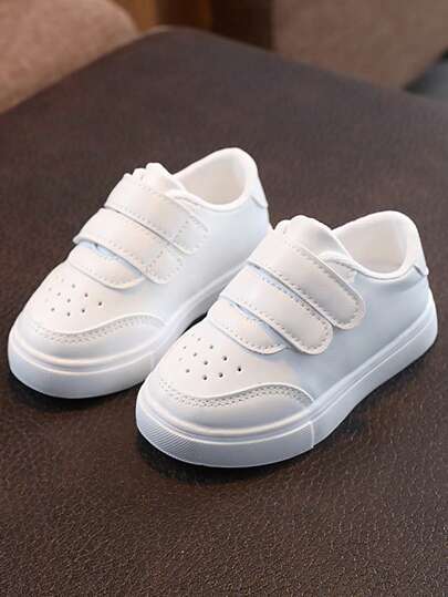1 双儿童时尚运动鞋，防滑和 PU 钩环设计，男孩和女孩穿着舒适，适合所有季节