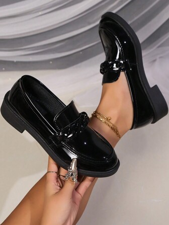 女士一脚蹬鞋 2025 新品，圆头金属链一脚蹬漆皮乐福鞋，通勤百搭