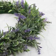1 Stück künstlicher Lavendel-Kranz, geeignet für Haustür, Landlhaus-Stil Kranz, Wand, Party Hochzeitsdekoration, innen oder außen, Künstlicher Lavendel-Blumen-Kranz, künstliche Pflanzen Heim Dekoration Accessoire, geeignet für Haustür, Wand, Fenster, Party, Feiertage, Hochzeitsdekoration, Landhaus-Kranz, Lila Blumen-Kranz