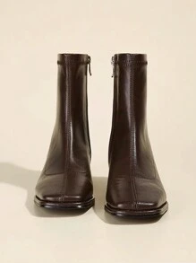 2024 秋冬春秋季新款棕色方头短靴女款，搭配毛衣，中跟粗跟弹力修身袜靴