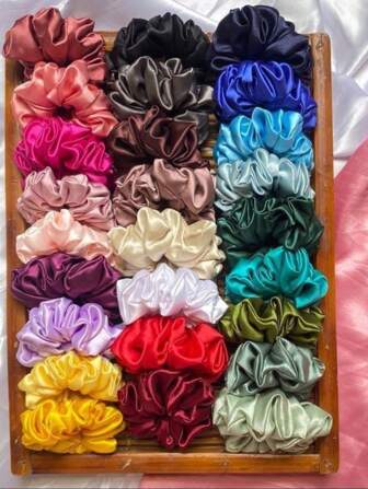 12 scrunchies tamaño estándar, colores enviados aleatoriamente, telas y patrones diferentes, ninguno se repite.