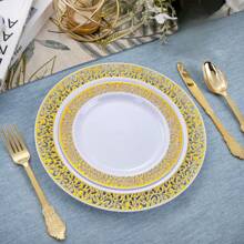 250/125/50/25/4 pièces Set de vaisselle réutilisable en plastique doré, comprend: Assiettes à dessert de 7,5 po, Assiettes de dîner de 10,25 po, Assiettes à bordure blanche et dorée, Couverts dorés premium - Idéal pour les rassemblements familiaux, anniversaires, mariages et vacances. Cadeau de Noël