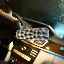 1 个汽车太阳镜收纳夹为您的太阳镜提供存放位置，防止损坏，镶嵌水钻，时尚美观 - 黑色 - 查看 5