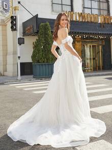 象牙色露肩薄纱婚纱，带花卉蕾丝贴花，长款 A 字形浪漫风格新娘婚纱，白色优雅新娘礼服