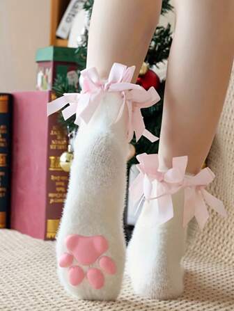 1双粉色3D猫爪加厚保暖中筒袜，毛绒袜，适合作为礼物送给女朋友，也适合角色扮演或日常穿着。