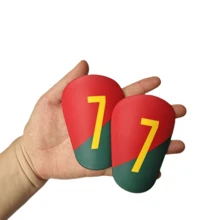 1 par de protectores mini de pierna para fútbol, diseño de alta calidad y reforzado, ultra ligeros mini, espinilleras pequeñas de fútbol, protectores de la pantorrilla