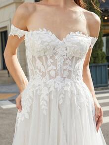 象牙色露肩薄纱婚纱，带花卉蕾丝贴花，长款 A 字形浪漫风格新娘婚纱，白色优雅新娘礼服