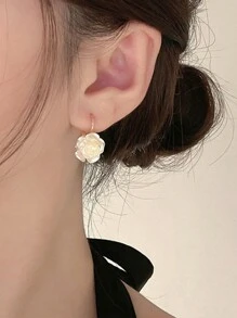 1 Pair Of Girls' White French Pearl Camellia Flower Earrings - Suitable For Daily Accessories