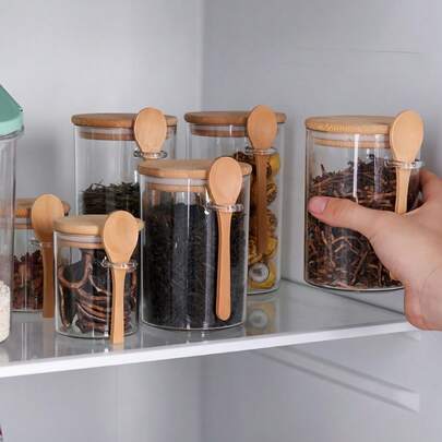 1 pezzo Barattolo da tè in plastica trasparente con cucchiaio in bambù e coperchio ermetico. Contenitore per tè e caffè, vaso a tenuta stagna per conservare alimenti da cucina come zucchero, spezie, farina, frutta secca, cereali, sali da bagno e altro ancora. Articolo da cucina, ideale per il ritorno a scuola