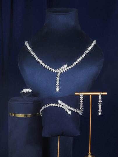 1条奢华水钻铜底亮面镀金新娘结婚项链 + 1条璀璨水钻亮面镀金新娘结婚手链 + 1对优雅水钻新娘结婚耳环 + 1枚精致水钻新娘结婚戒指 - 5件套时尚新娘结婚配饰套装，适用于派对、婚礼、舞会、新娘写真、情人节礼物等场合。