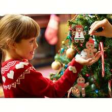 12 款经典姜饼人圣诞树装饰品 - 3 英寸 PVC 节日装饰，适用于婚礼、情人节、感恩节、圣诞装饰、圣诞装饰、圣诞装饰、圣诞礼物、圣诞派对用品、圣诞礼品袋、圣诞袋、圣诞贴纸 - 多色-配件隨機 - 查看 1