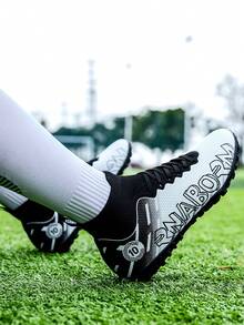 男士新款无缝足球鞋，外观和耐用性均有所提升，女士室内人造草皮训练防滑运动鞋 - 白色 - 查看 8