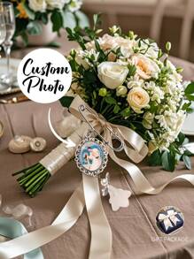 1 Stück individualisierbare Blumenstraußanhänger mit individuell bedrucktem Anhänger, personalisierter Blumenstraußanhänger für Hochzeiten, personalisierter Braut Foto Anhänger, individuelle Fotos Erinnerungsanhänger, Hochzeit, Junggesellenabschied, Hochzeitsdusche Geschenk, Verlobungsgeschenk, Hochzeitsgeschenk, Jahrestag Geschenk, Geschenk für Ihn/Sie, Geschenkidee zum Valentinstag, Geburtstag oder Jahrestag, Paare Geschenk, Geschenk für Ehefrau, Ehemann, Freundin, Freund - Stil 1 - Übersicht 3
