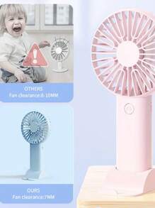 1 pieza Ventilador de triple hoja recargable por USB con soporte, se puede usar como soporte para teléfono/tableta, diseño lindo adecuado tanto para niños como para niñas. Regalo ideal para mujeres, perfecto para actividades al aire libre, playa, oficina, escuela, hogar [Ventilador de refrigeración de verano]