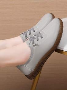 Damen Bequeme Flache Schuhe, Rutschfeste Klassische Mode Mama Schuhe aus Komfortablem PU Leder mit Slip-On Runder Zehenform