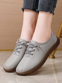 Damen Bequeme Flache Schuhe, Rutschfeste Klassische Mode Mama Schuhe aus Komfortablem PU Leder mit Slip-On Runder Zehenform