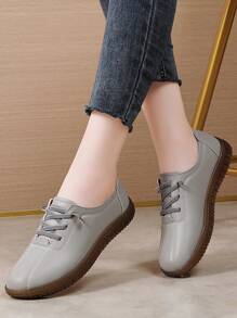 Damen Bequeme Flache Schuhe, Rutschfeste Klassische Mode Mama Schuhe aus Komfortablem PU Leder mit Slip-On Runder Zehenform