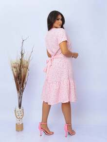 Mavie Dress, Specially Designed To Highlight Your Natural Elegance. With A Belt That Cinches Your Waist And A Ruffle That Adds A Perfect Touch - 淺粉色 - 查看 3