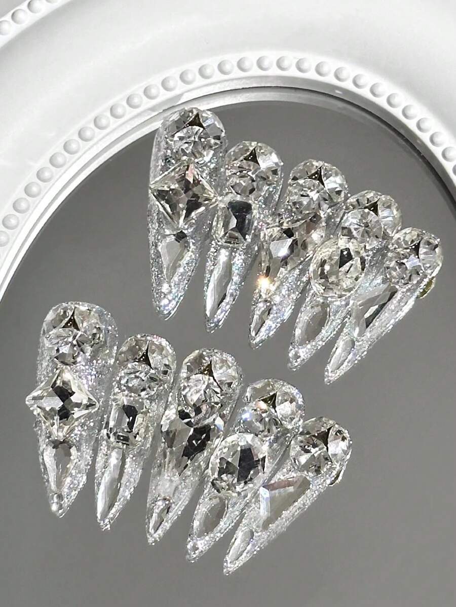 Bộ 10 móng giả đính đá hình hạnh nhân cao cấp, đá lấp lánh không đối xứng, phụ kiện làm móng sang trọng, phù hợp cho sử dụng hàng ngày, dự tiệc, đám cưới và nhiều dịp khác, có thể tái sử dụng với keo dán móng đi kèm. Móng giả dán thủ công. - Bạc - Xem 1