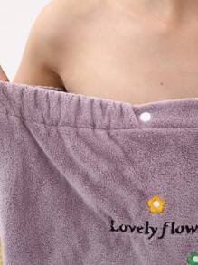 2 pièces Ensemble de peignoir et bonnet de bain pour dames. Idéal pour le mariage, la maison, la salle de bain. Un retour à l'école - broderie violette - Voir 7