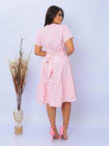 Mavie Dress, Specially Designed To Highlight Your Natural Elegance. With A Belt That Cinches Your Waist And A Ruffle That Adds A Perfect Touch - 淺粉色 - 查看 1