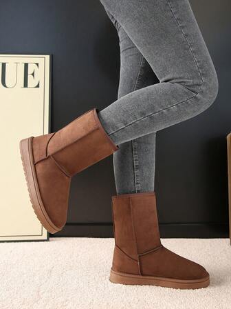 Senaste vintersnö fashionabla halvhöga varma damstövlar, päls, fest