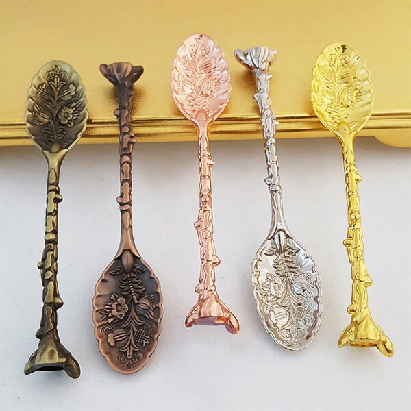 1 pezzo/Set da 3 pezzi Elegante set di cucchiai in metallo, Cucchiaini in stile barocco vintage per caffè, dessert, cucchiaini piccoli, mescolatori decorati, adatti per uso domestico, ristorante, caffetteria, hotel, accessori per la tavola, regalo di Natale