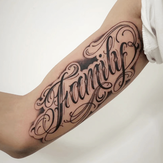 (Oversized Family First Script) Tillfälliga växtbaserade tatueringar, realistiska och långvariga, gradvis färgutveckling, vattentät och gnidningsbeständig, varar i 7-15 dagar