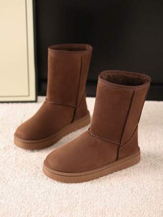 Senaste vintersnö fashionabla halvhöga varma damstövlar, päls, fest