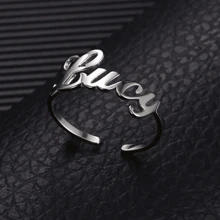 1PC Gepersonaliseerde DIY Aangepaste Vrouwen Trouwring Mode Sieraden Roestvrijstalen Letter Ring, Aanpasbare Naam Eenvoudige Dagelijkse Stijl, Sleutelhanger, Producten Inclusief Geschenkdoos, Valentijnsdag Cadeau, Verjaardagscadeau, Moederdag Cadeau, Dagelijks Cadeau