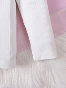 Conjunto de 2 piezas de niña de otoño e invierno con suéter de cuello redondo acanalado blanco y falda morada de moda