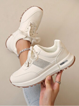 Nuove sneaker casual da donna con suola spessa decorata con cristalli, in pelle beige, per uso all'aperto e di moda