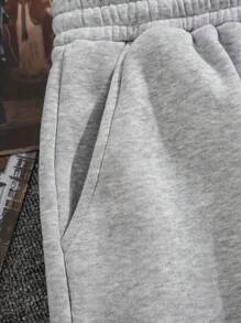 男士秋季两件套卫衣和运动裤套装，浅灰色长袖圆领休闲上衣，针织弹力腰带抽绳浅灰色慢跑裤，字母野兽图案印花