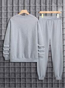 男士秋季两件套卫衣和运动裤套装，浅灰色长袖圆领休闲上衣，针织弹力腰带抽绳浅灰色慢跑裤，字母野兽图案印花