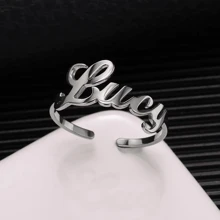1PC Gepersonaliseerde DIY Aangepaste Vrouwen Trouwring Mode Sieraden Roestvrijstalen Letter Ring, Aanpasbare Naam Eenvoudige Dagelijkse Stijl, Sleutelhanger, Producten Inclusief Geschenkdoos, Valentijnsdag Cadeau, Verjaardagscadeau, Moederdag Cadeau, Dagelijks Cadeau