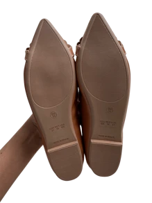 Sapatilha Feminina Fivela Encapada Destroyed Caramelo – Macia, confortável, segura, flexível, moderna, inspiradora.