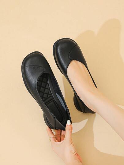 女士舒适黑色平底一脚蹬休闲鞋，柔软舒适，激光镂空图案，透气芭蕾平底鞋，适合上班穿着