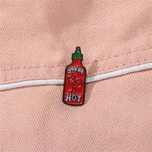 你很火辣珐琅胸针，辣椒酱图案，定制装饰胸针，衣领徽章，包包别针，珠宝礼物，衣服包包挂饰，校园韩流背包教师用品包包挂饰，可爱办公配件，衬衫夹克，圣诞节万圣节秋冬季配饰，适合青少年、青年、男士，休闲、户外、运动、度假、毕业礼物、生日、日常佩戴，趣味服装别针，教师礼物，男士礼物，包包别针