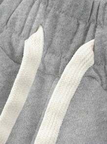 男士秋季两件套卫衣和运动裤套装，浅灰色长袖圆领休闲上衣，针织弹力腰带抽绳浅灰色慢跑裤，字母野兽图案印花