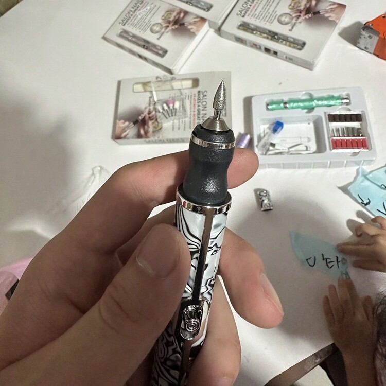 GANLAIX 12件套指甲打磨机套装，电动指甲钻，USB充电式 - 适用于厚指甲打磨，专业4速电动指甲锉，指甲抛光和塑形工具，女士礼物，优质产品 - 黑與白 - 查看 8