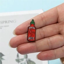 你很火辣珐琅胸针，辣椒酱图案，定制装饰胸针，衣领徽章，包包别针，珠宝礼物，衣服包包挂饰，校园韩流背包教师用品包包挂饰，可爱办公配件，衬衫夹克，圣诞节万圣节秋冬季配饰，适合青少年、青年、男士，休闲、户外、运动、度假、毕业礼物、生日、日常佩戴，趣味服装别针，教师礼物，男士礼物，包包别针